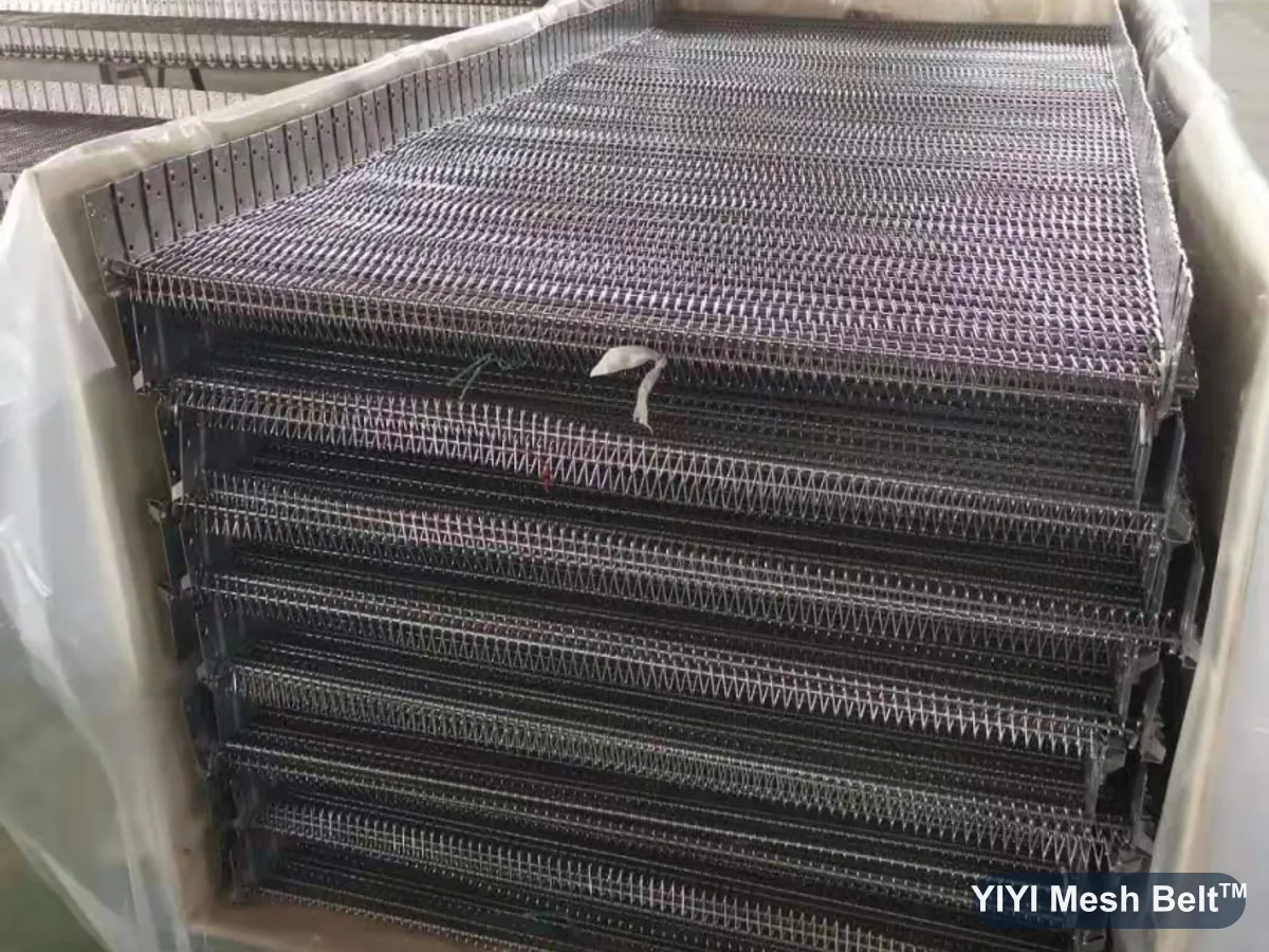 Self-stacking belt stacked in tiers in an export case