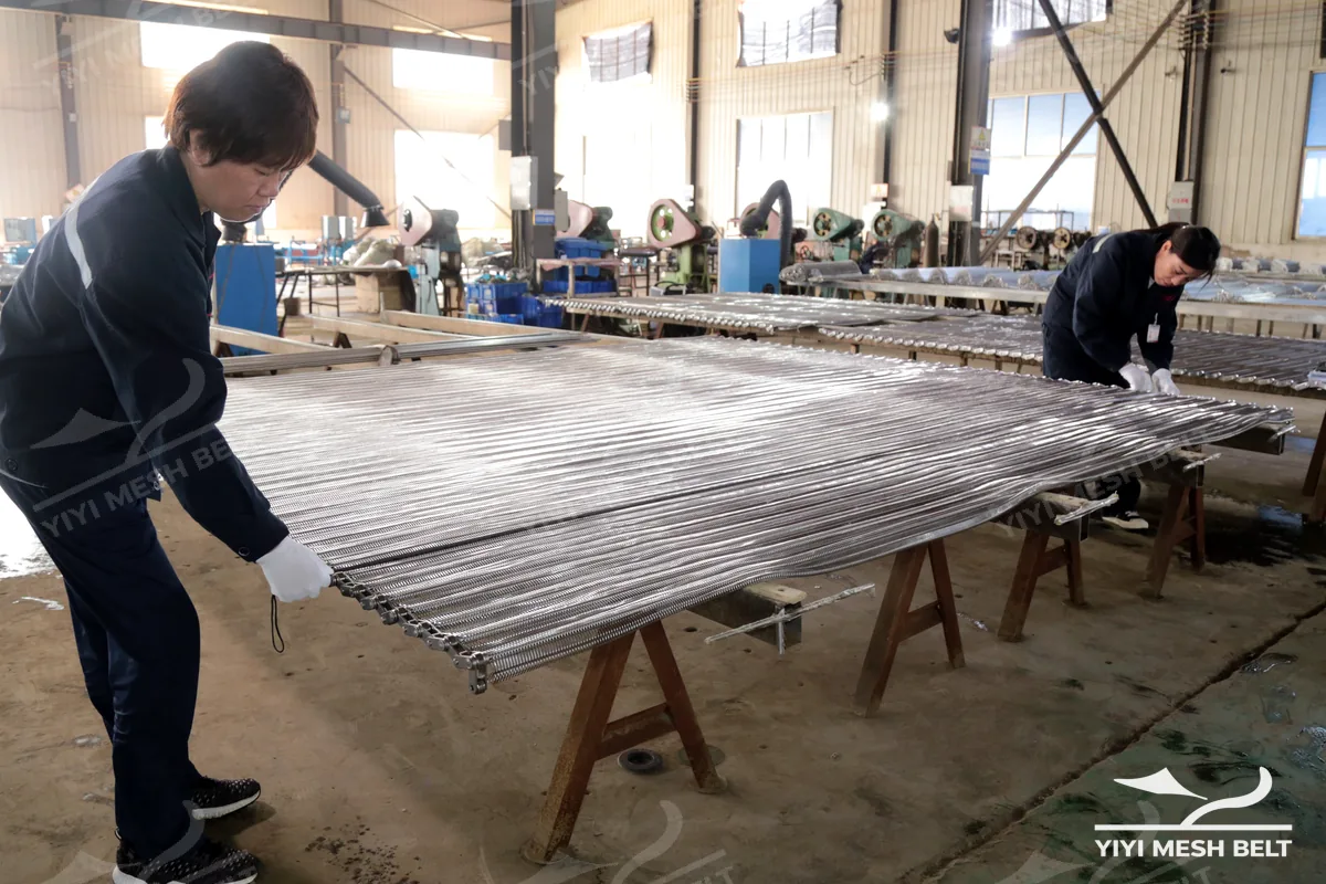 Operatore che assembla un nastro metallico presso YIYI Mesh Belt