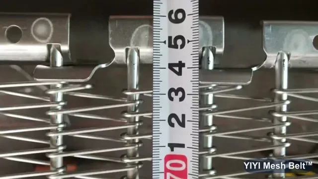 Metro che misura la larghezza di un nastro in acciaio inox