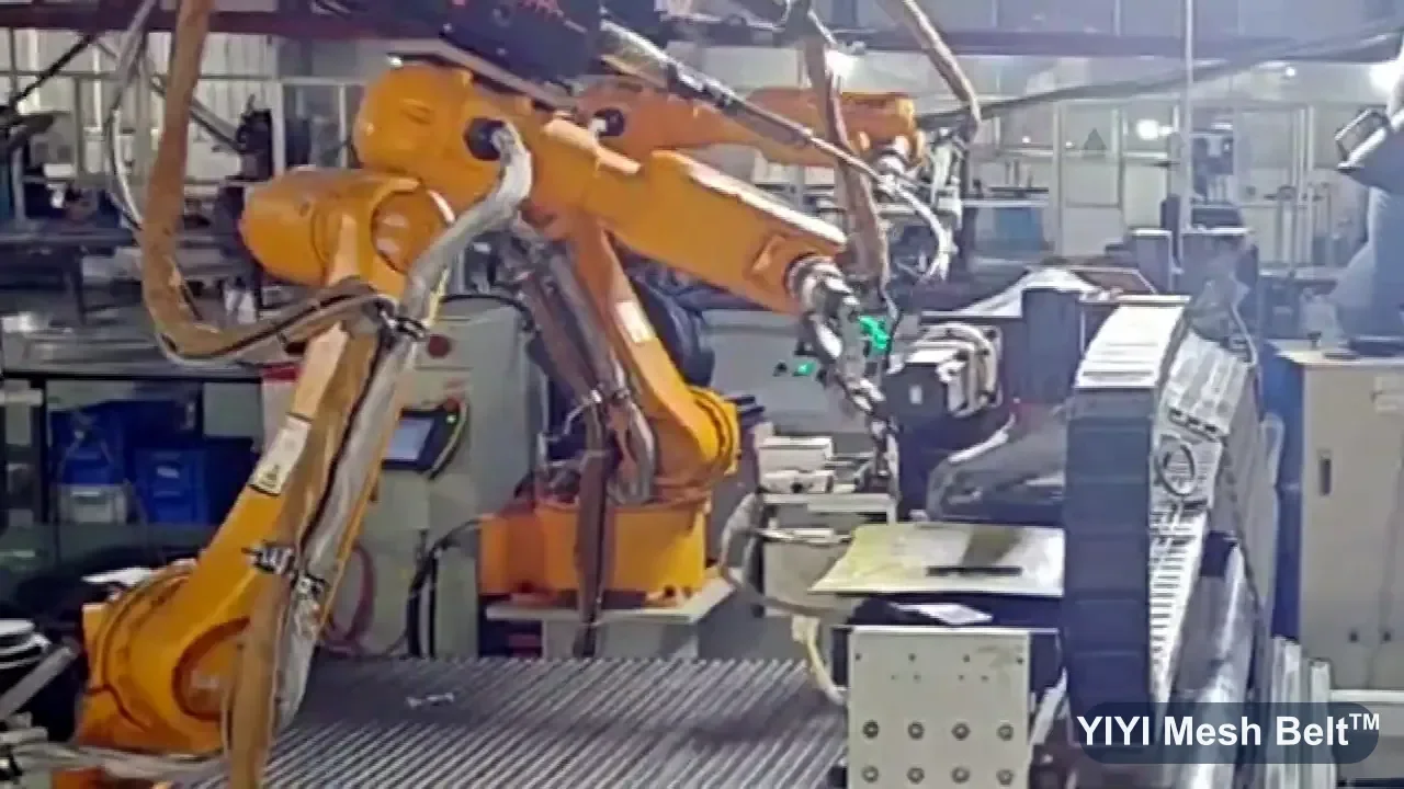 Robot che salda tondini trasversali alle maglie sul bordo del nastro