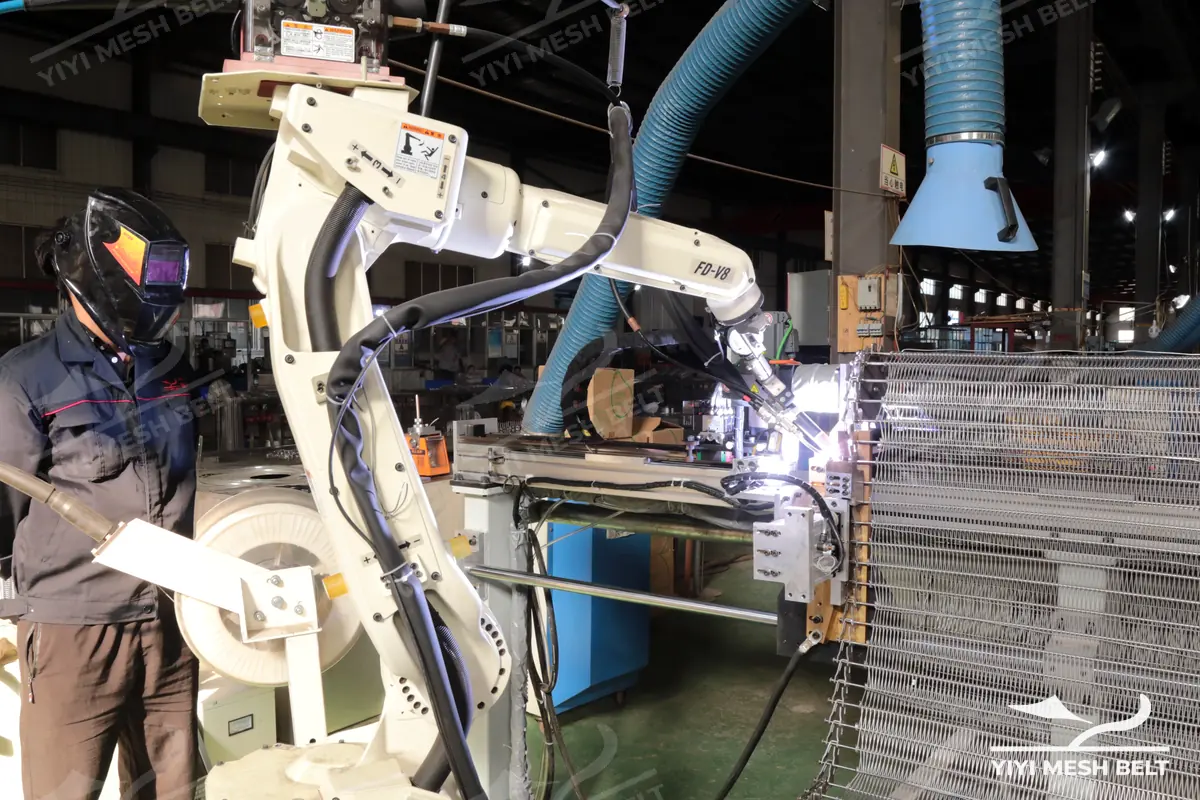 Operatore a una cella robotizzata che salda tondini alle maglie presso YIYI Mesh Belt