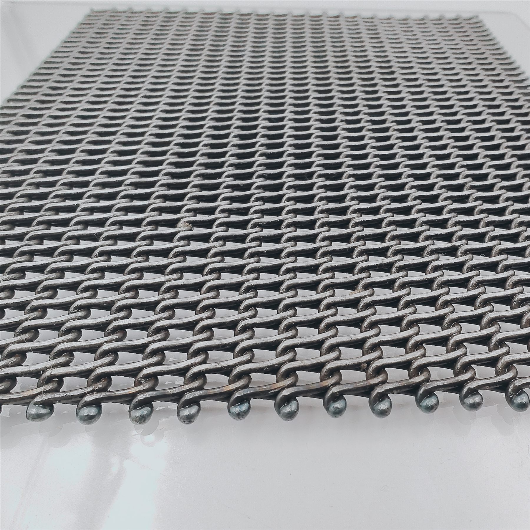 Biscuit and bakery belt application with dense metal conveyor surface