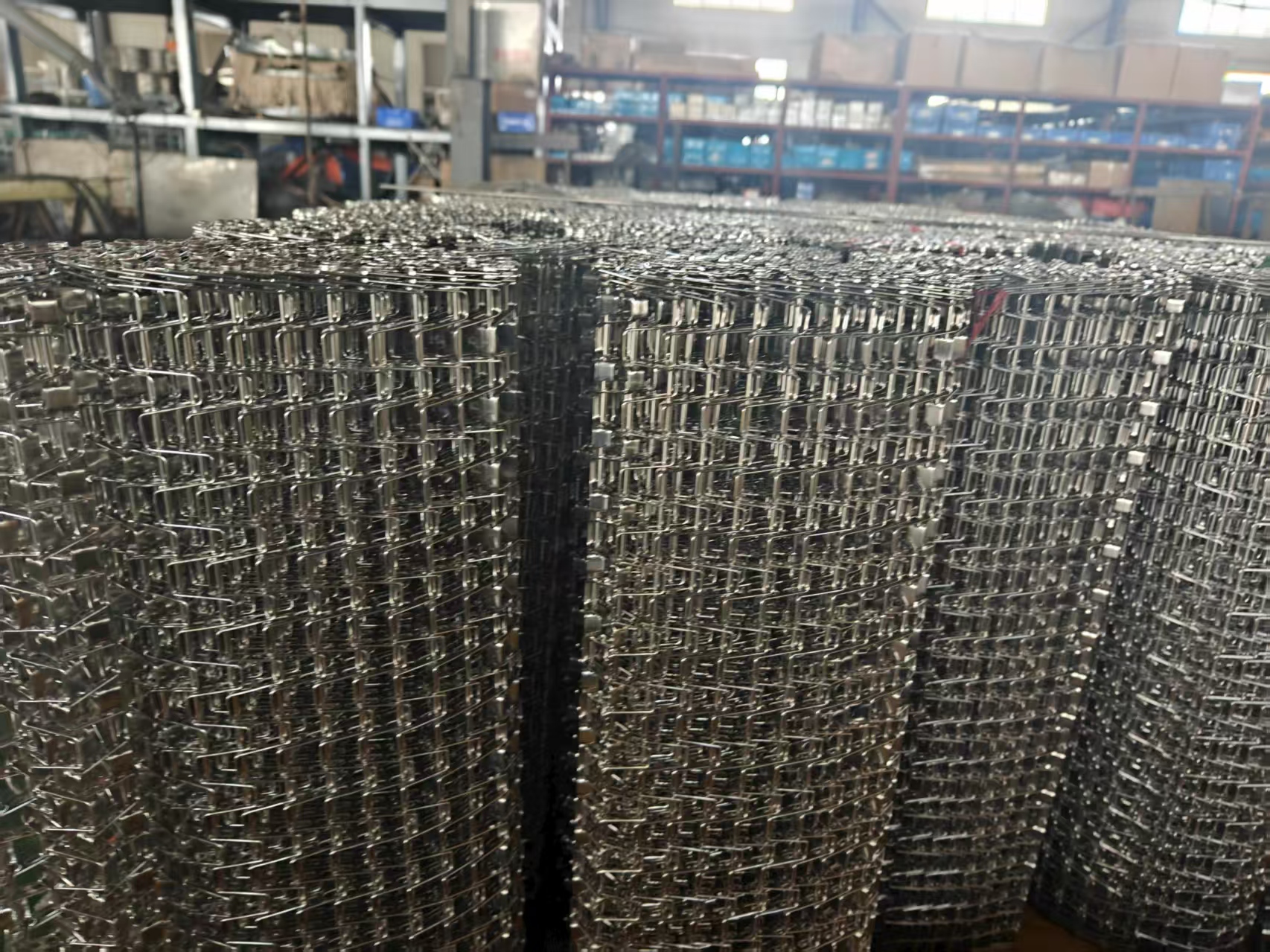 Flat wire honeycomb conveyor belts in factory stock and batch production