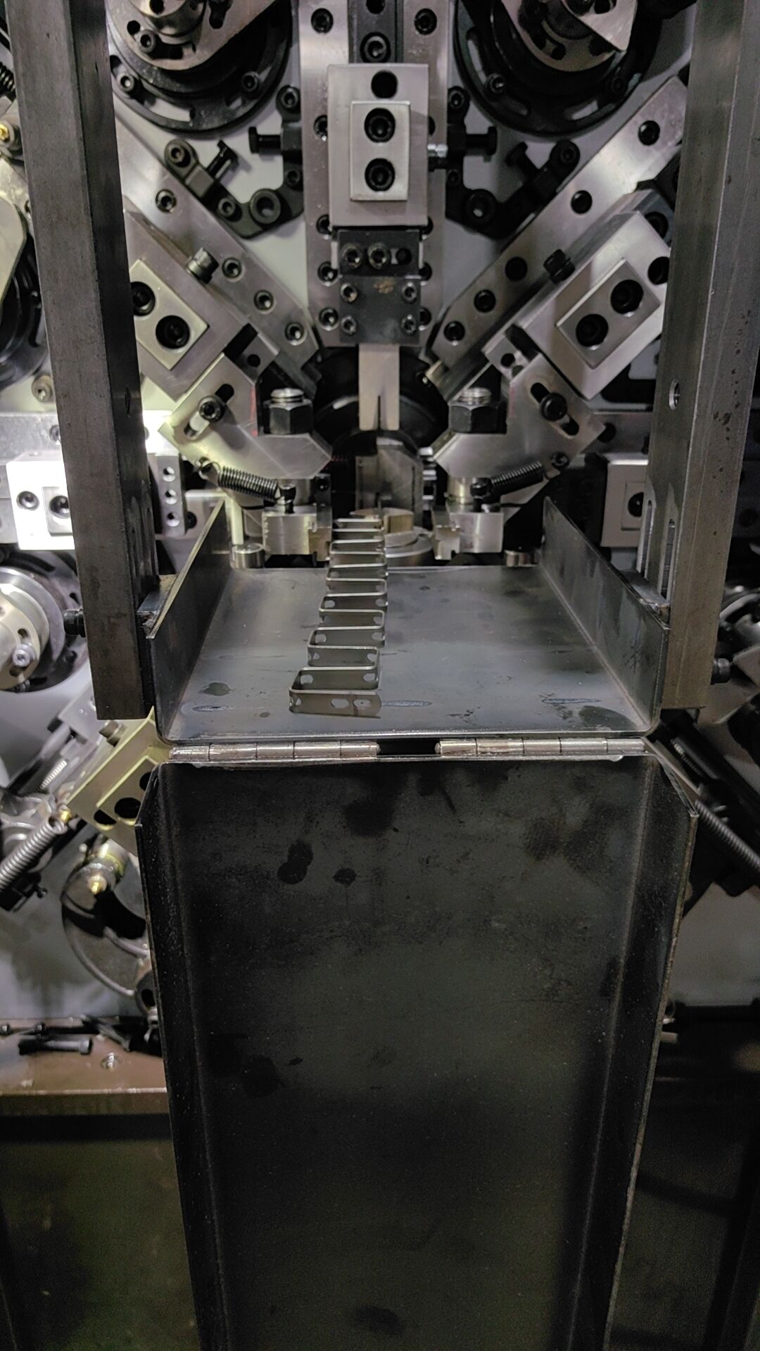 Automatic flat wire honeycomb conveyor belt production equipment