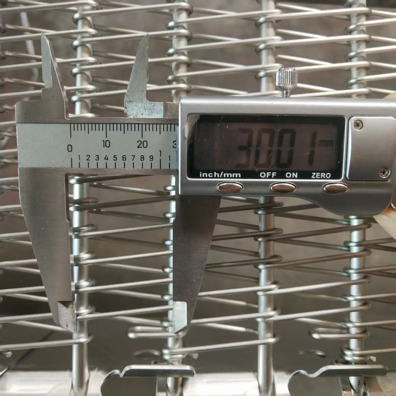 Self-stacking belt rod pitch measurement