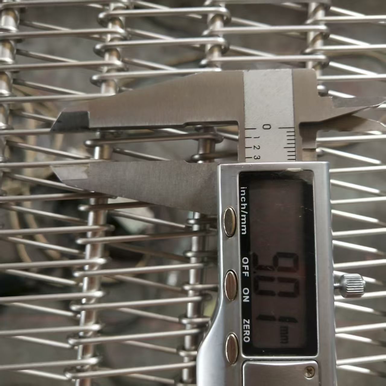 Self-stacking belt spiral pitch measurement