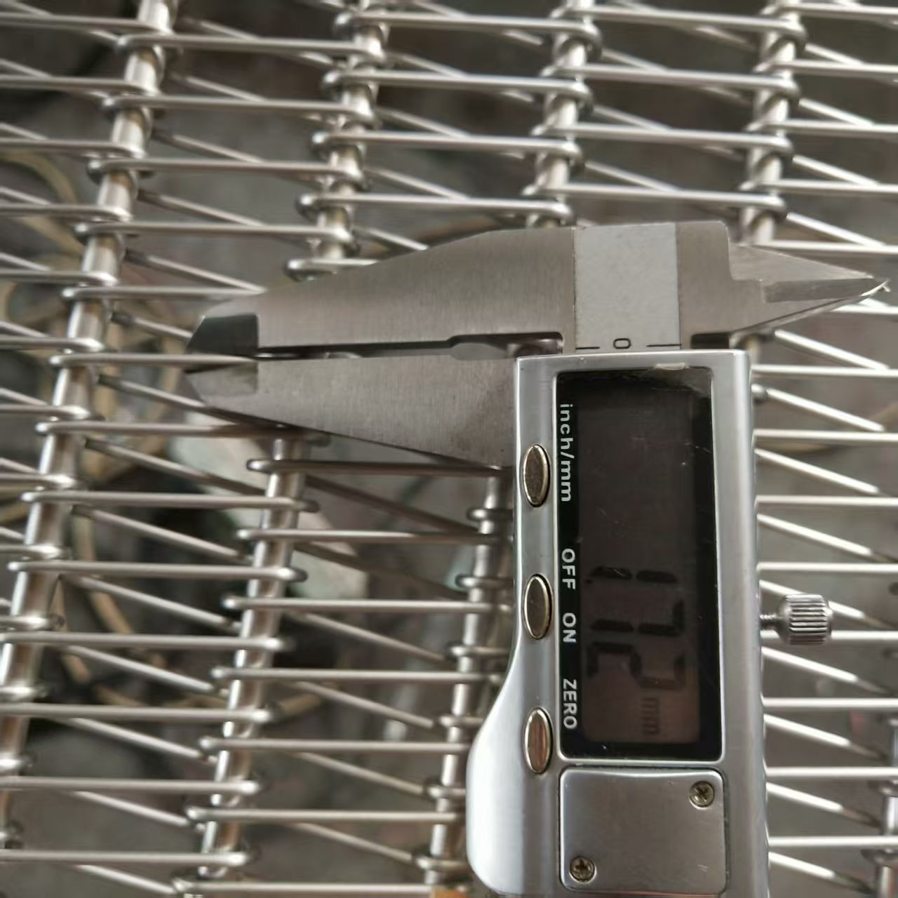 Self-stacking belt spiral wire diameter measurement