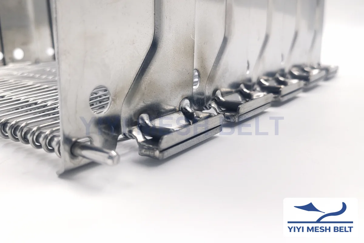 YIYI Mesh Belt self-stacking belt rod end passing through the side link and stack plate, where the 1–2 mm rod-to-stack-plate gap is set