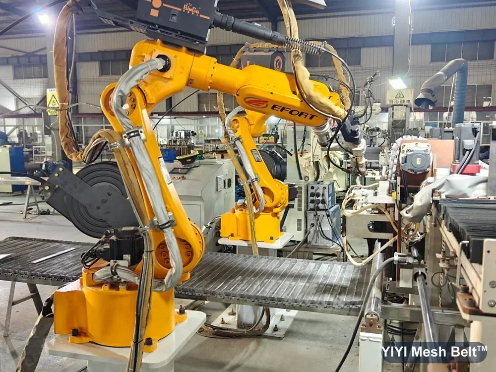 Welding robot joining cross rods to the links of a spiral belt