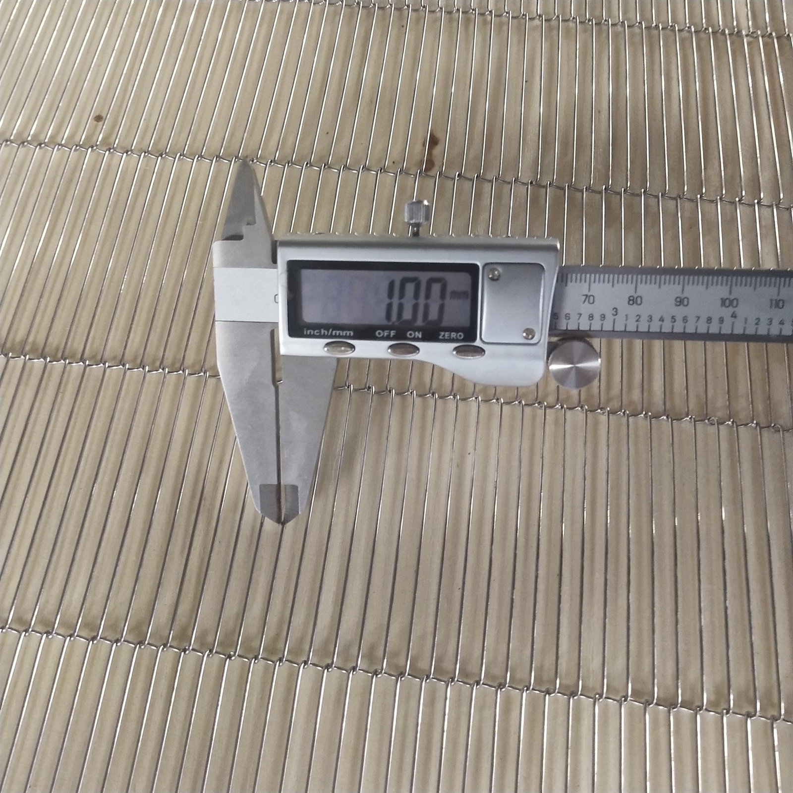 Trapezoidal mesh belt wide surface and lateral flexibility detail